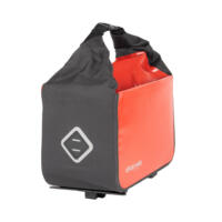 Cykeltaske med AVS system, der er nem at klikke af og på cyklen. Udført i vand og vindfast, sort og rødt materiale.