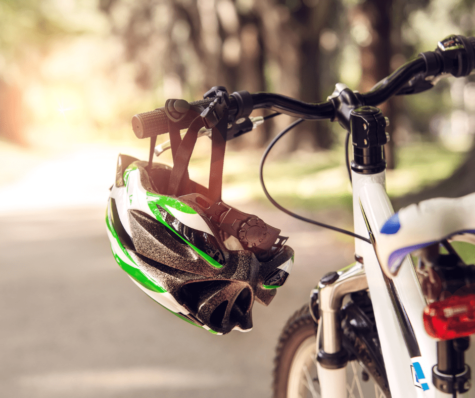 Cykel med cykelhjelm