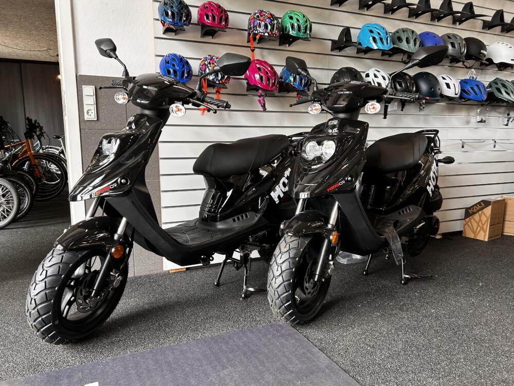 Hot 50 scootere parkeret i butikken