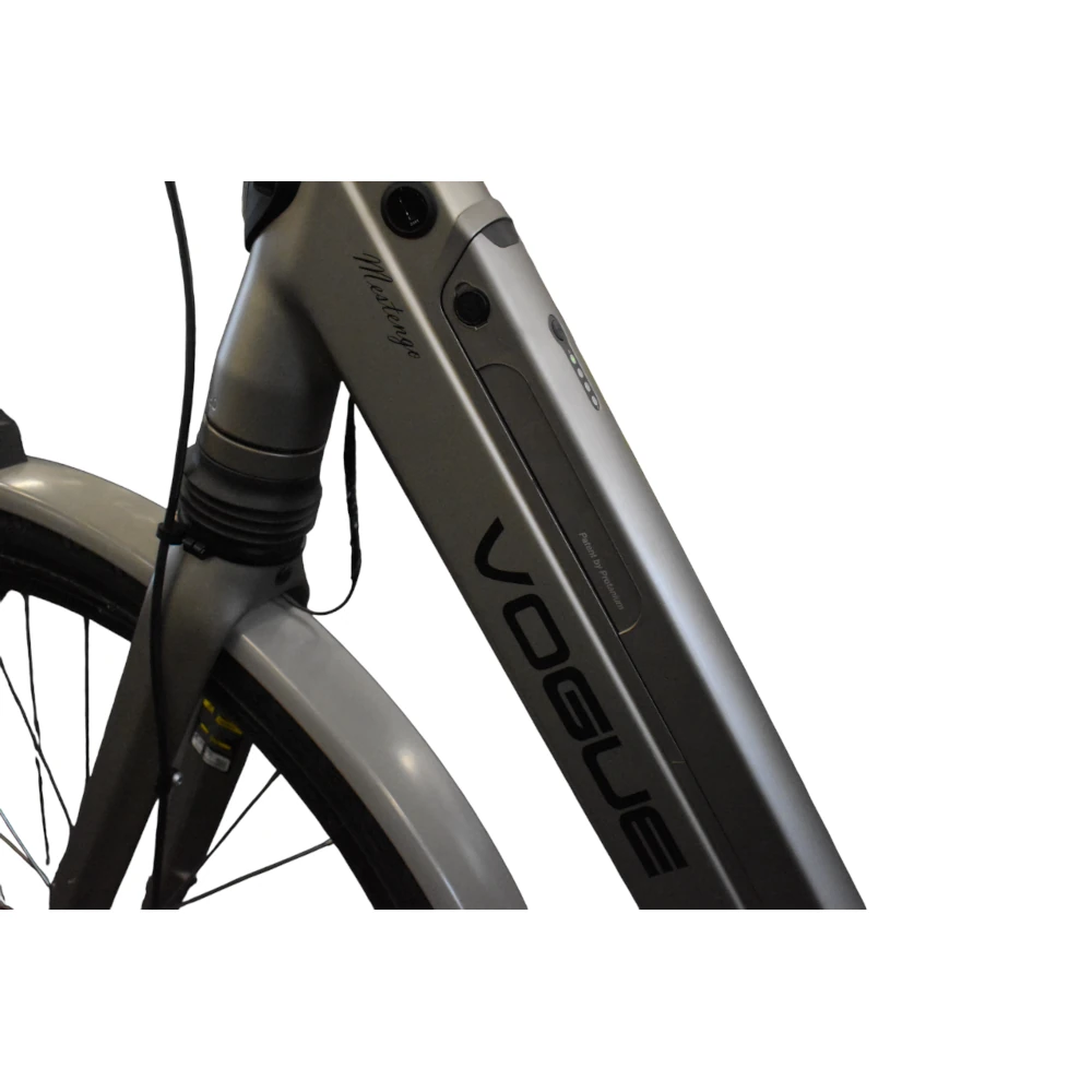 Grå Vogue Mestengo elcykel på hvid baggrund med stilrent og moderne design.