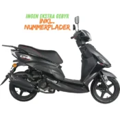 Scooter COMET 30 PURE SORT med stilfuldt og dynamisk design, kraftig forlygte og LED-lys foran, klar til bykørsel med topkvalitet og sikkerhed.