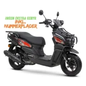 ROMET TANK 50 Matt Black scooter i matsort finish set fra siden med robust og sporty design til bykørsel.