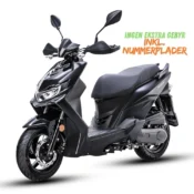 SYM Jet 4 RX 30 matsort 30 km/t scooter set fra siden med sporty design og indregistrering inkl. nummerplade